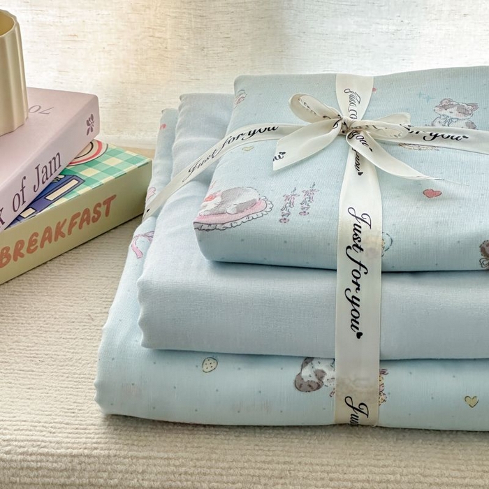 91家纺网 家纺一手货源 找家纺 2025新款双层纱印花卡通四件套-叠拍 神气猫