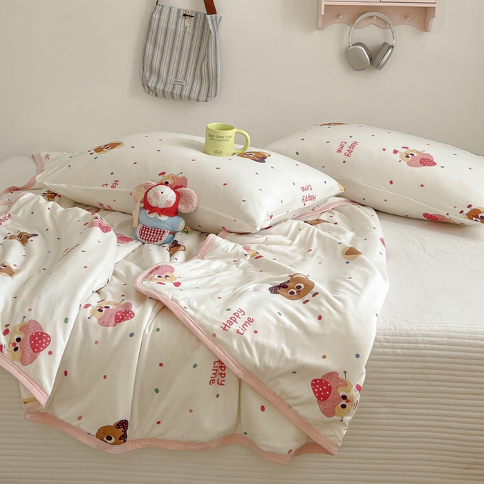 91家纺网 家纺一手货源 找家纺 桃子家居  2025新款A类高品质牛奶针织棉软糯大豆夏被 针织棉-开心时刻