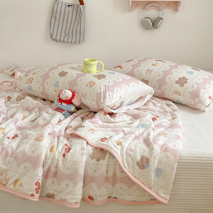 91家纺网 家纺一手货源 找家纺 桃子家居  2025新款A类高品质牛奶针织棉软糯大豆夏被 针织棉-粉色樱桃熊