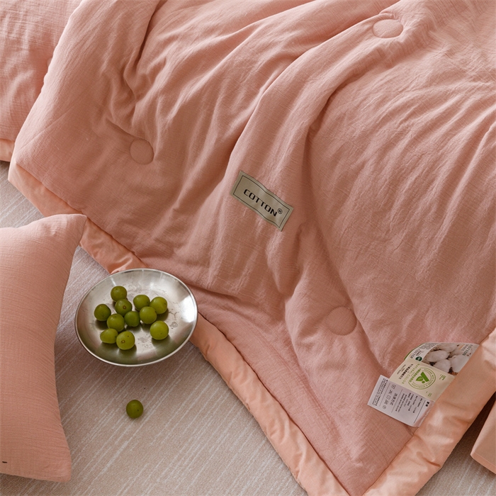 91家纺网 家纺一手货源 找家纺 2025新款全棉皱皱纱夏被 被子被芯 草莓粉