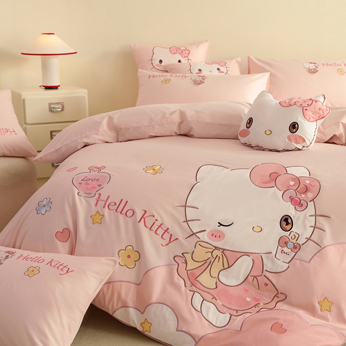 91家纺网 家纺一手货源 找家纺 绒棉世家 2025绒棉世家新款全棉水洗棉贴布绣专版四件套 HelloKitty