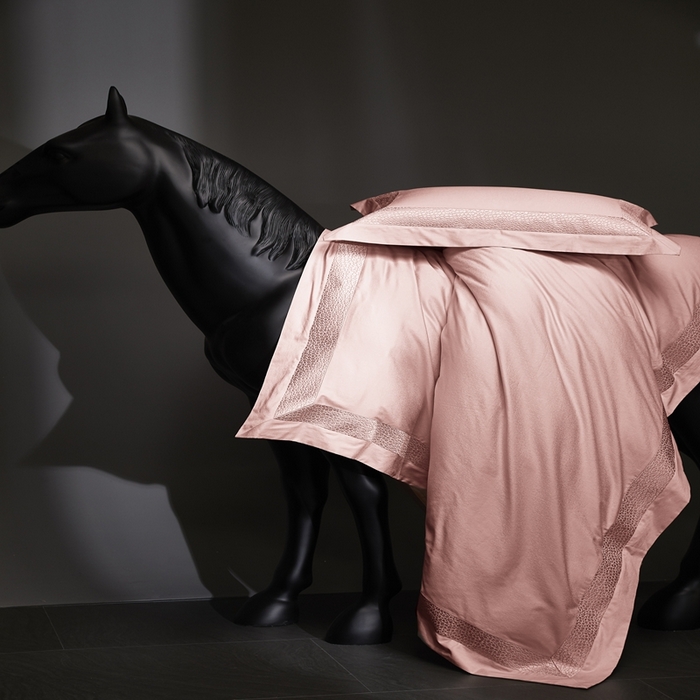 91家纺网 家纺一手货源 找家纺 爱情故事2025春夏居家新品四件套 臻彩（粉）