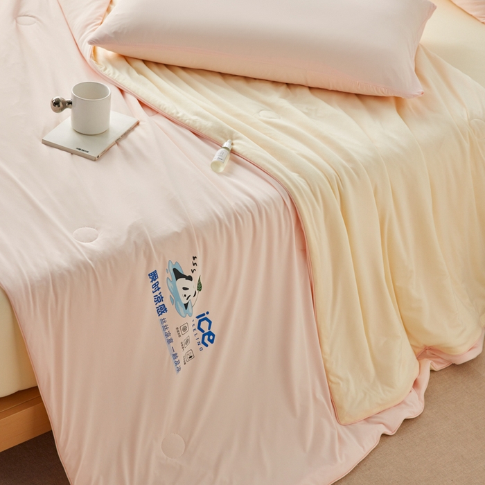 91家纺网 家纺一手货源 找家纺 大彩家居 2025新款锦氨冰激凌雪糕被 樱花粉