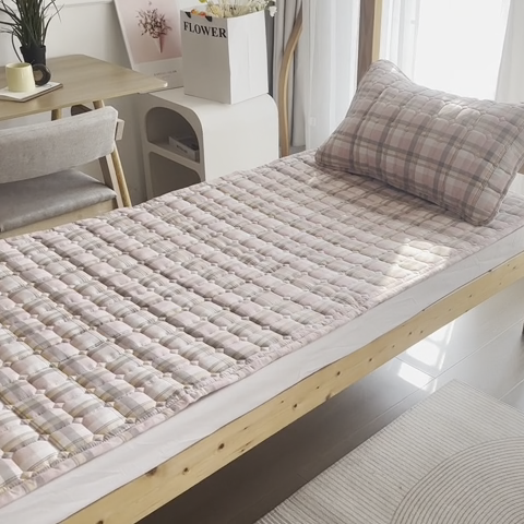 91家纺网 家纺一手货源 找家纺 恋绒家纺 无印风高低床学生床褥水洗棉宿舍上下铺软床垫 粉灰格