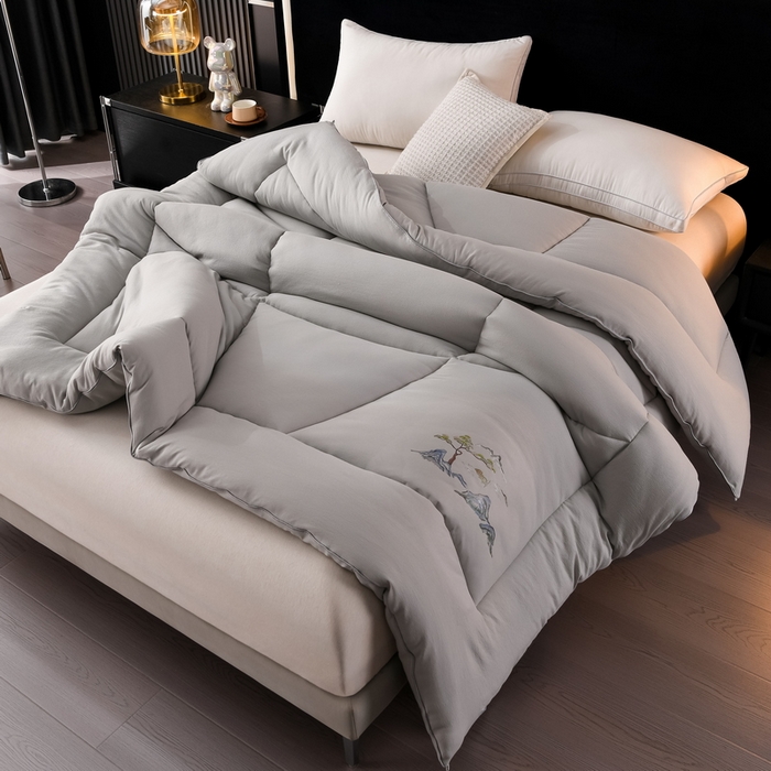 91家纺网 家纺一手货源 找家纺 招财狼 2025新款抗菌小竹棉冬被 小竹棉-浅灰