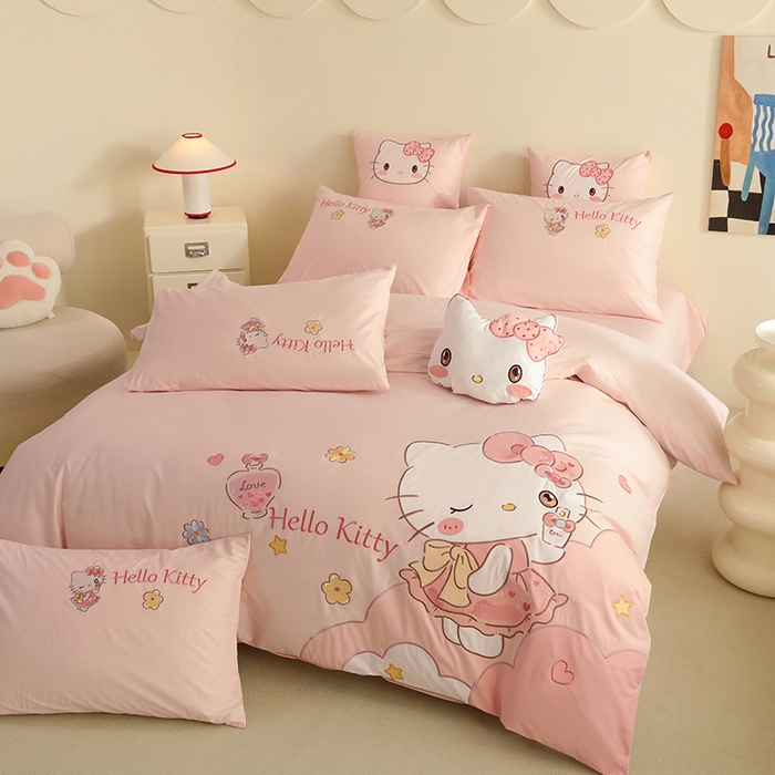 91家纺网 家纺一手货源 找家纺 绒棉世家 2025绒棉世家新款全棉水洗棉贴布绣专版四件套 HelloKitty