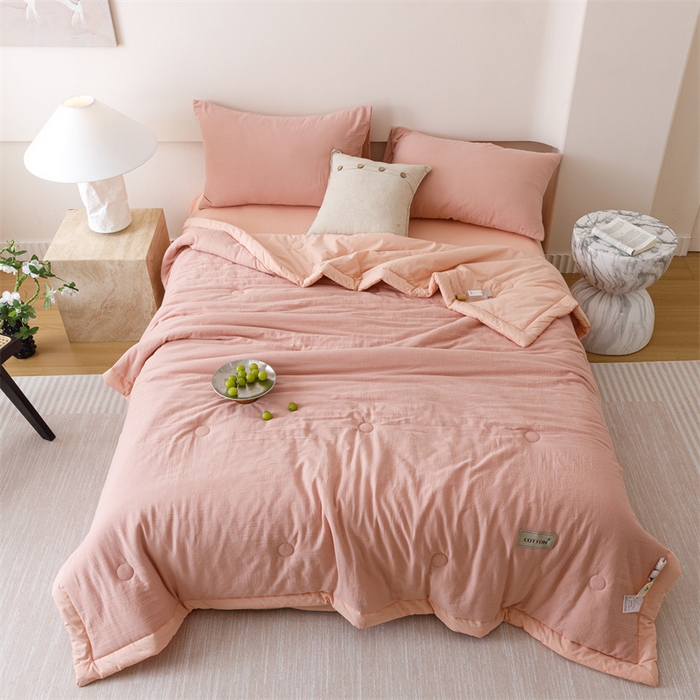 91家纺网 家纺一手货源 找家纺 2025新款全棉皱皱纱夏被 被子被芯 草莓粉