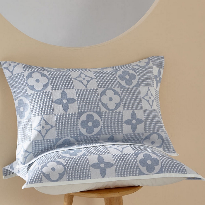 91家纺网 家纺一手货源 找家纺 朴尔家纺-毛巾被 2025新款全棉纱布蜂窝结构系列枕巾 幸运草-浅蓝