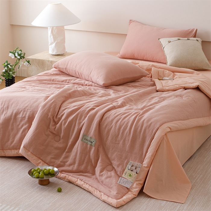 91家纺网 家纺一手货源 找家纺 2025新款全棉皱皱纱夏被 被子被芯 草莓粉