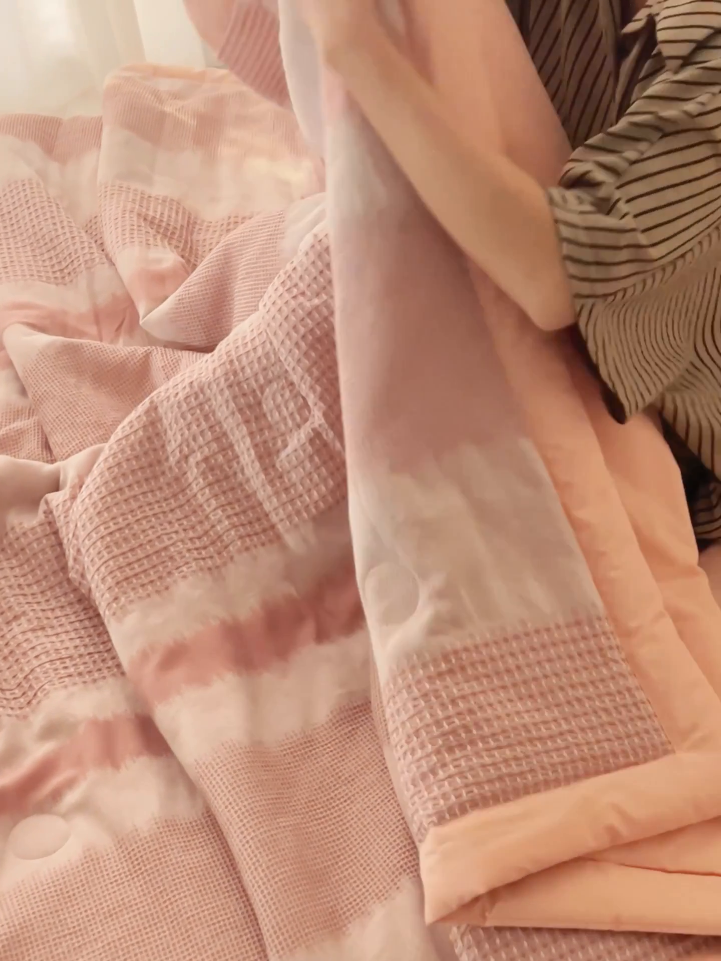 91家纺网 家纺一手货源 找家纺 2025新款全棉色织大提花棉花夏凉被 被子被芯 洛川-粉