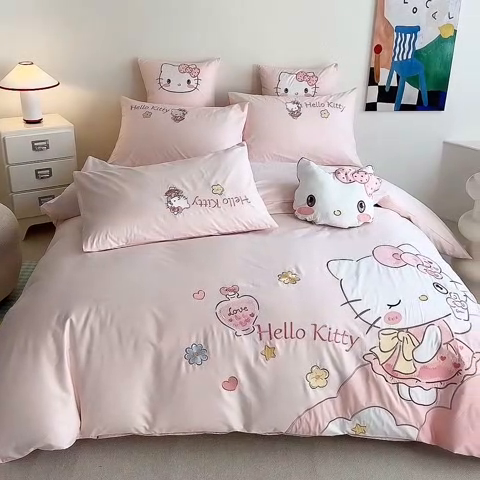 91家纺网 家纺一手货源 找家纺 绒棉世家 2025绒棉世家新款全棉水洗棉贴布绣专版四件套 HelloKitty