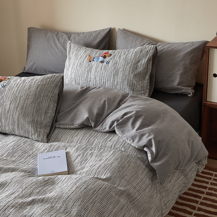 91家纺网 家纺一手货源 找家纺 怡家居 2025新款色织大提花立体毛巾绣四件套 黑条腊肠狗