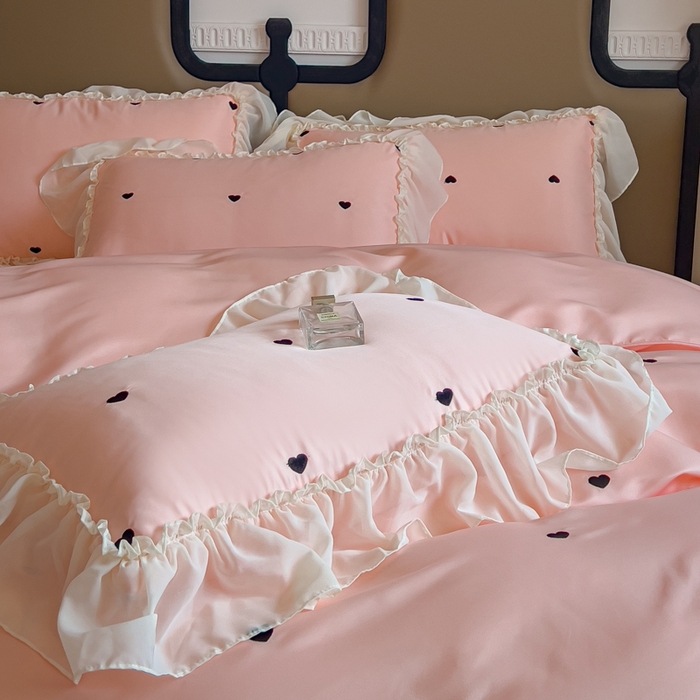 91家纺网 家纺一手货源 找家纺 花香四季家纺 2025新款法式蕾丝裙边刺绣仙女公主风四件套 爱心粉