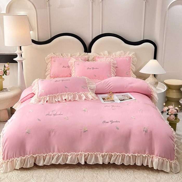 91家纺网 家纺一手货源 找家纺 花香四季家纺 2025新款法式蕾丝裙边刺绣仙女公主风四件套 玫瑰粉