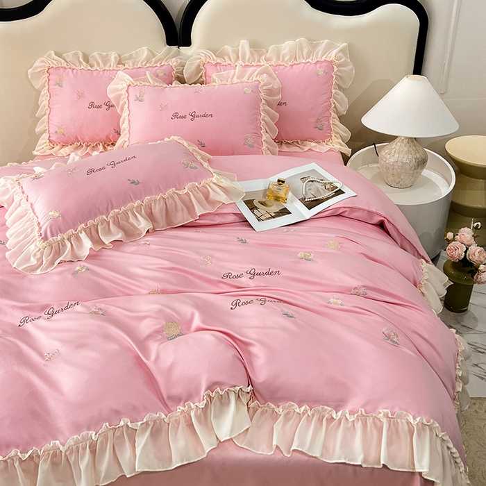 91家纺网 家纺一手货源 找家纺 花香四季家纺 2025新款法式蕾丝裙边刺绣仙女公主风四件套 玫瑰粉