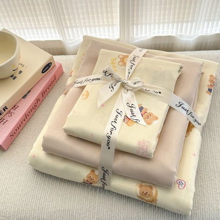 91家纺网 家纺一手货源 找家纺 2025新款双层纱印花卡通四件套-叠拍 面包熊