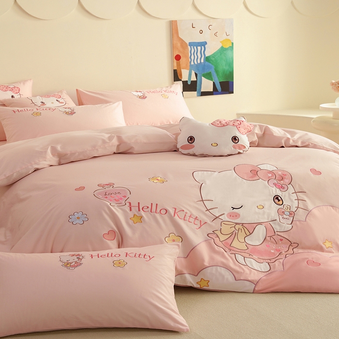 91家纺网 家纺一手货源 找家纺 绒棉世家 2025绒棉世家新款全棉水洗棉贴布绣专版四件套 HelloKitty