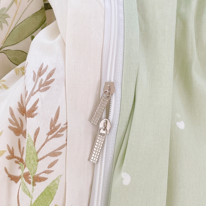 91家纺网 家纺一手货源 找家纺 铭博家纺 2025新款直播爆款100%全棉吊边一字绣工艺款13070印花全棉四件套 仙语草玲