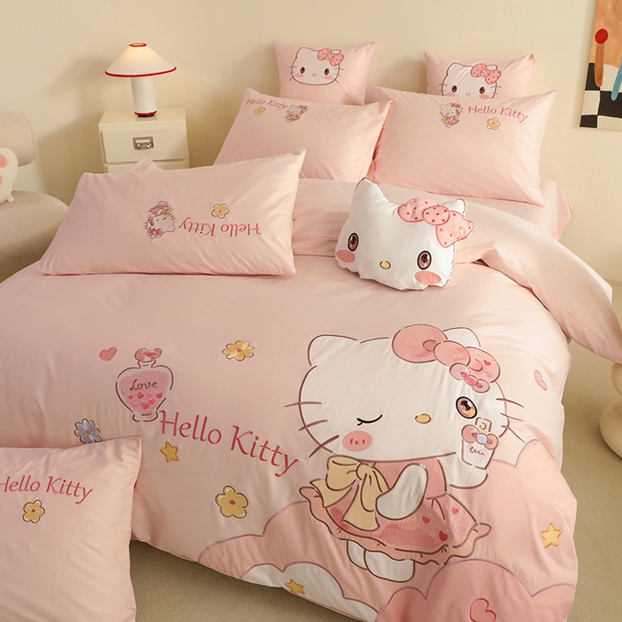 91家纺网 家纺一手货源 找家纺 绒棉世家 2025绒棉世家新款全棉水洗棉贴布绣专版四件套 HelloKitty