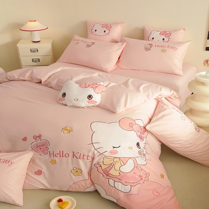 91家纺网 家纺一手货源 找家纺 绒棉世家 2025绒棉世家新款全棉水洗棉贴布绣专版四件套 HelloKitty