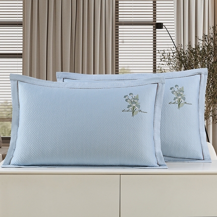 91家纺网 家纺一手货源 找家纺 小猫派 2025夏季冰丝枕头套A类豆豆凉感常规枕套 凉感绣花-蓝色花束