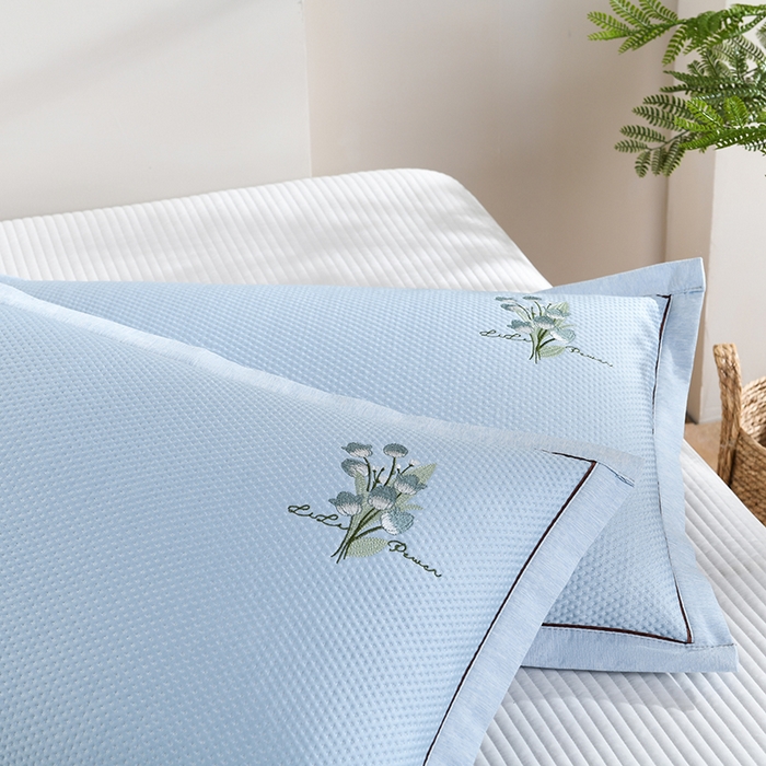 91家纺网 家纺一手货源 找家纺 小猫派 2025夏季冰丝枕头套A类豆豆凉感常规枕套 凉感绣花-蓝色花束