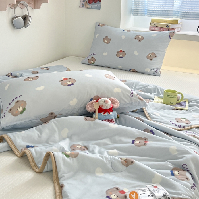 91家纺网 家纺一手货源 找家纺 桃子家居  2025新款A类高品质牛奶针织棉软糯大豆夏被 针织棉-蓝色可爱熊