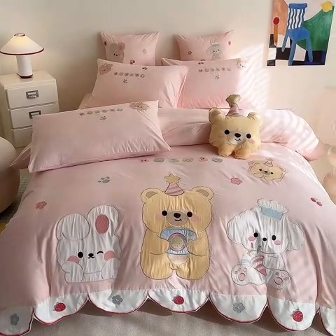 91家纺网 家纺一手货源 找家纺 绒棉世家 2025绒棉世家新款全棉水洗棉贴布绣专版四件套 宠物乐园