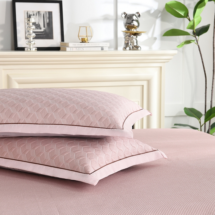 91家纺网 家纺一手货源 找家纺 小猫派 2025夏季冰丝枕头套A类豆豆凉感常规枕套 凉感不绣花-菱形粉