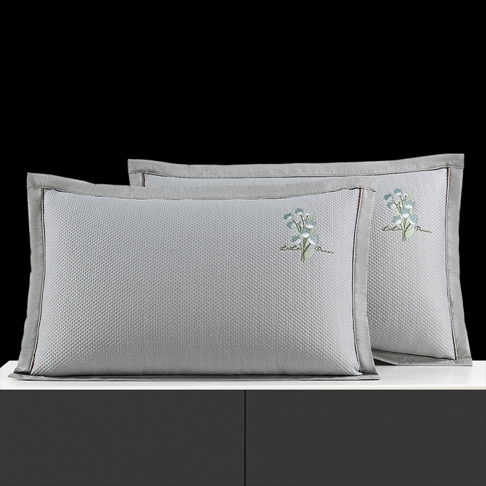91家纺网 家纺一手货源 找家纺 小猫派 2025夏季冰丝枕头套A类豆豆凉感常规枕套 凉感绣花-灰色花束