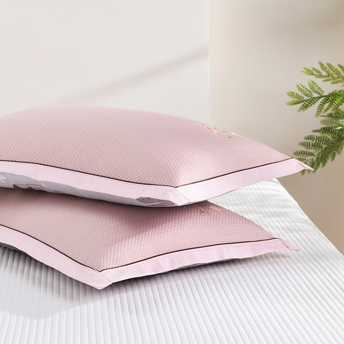 91家纺网 家纺一手货源 找家纺 小猫派 2025夏季冰丝枕头套A类豆豆凉感常规枕套 凉感绣花-粉色花束