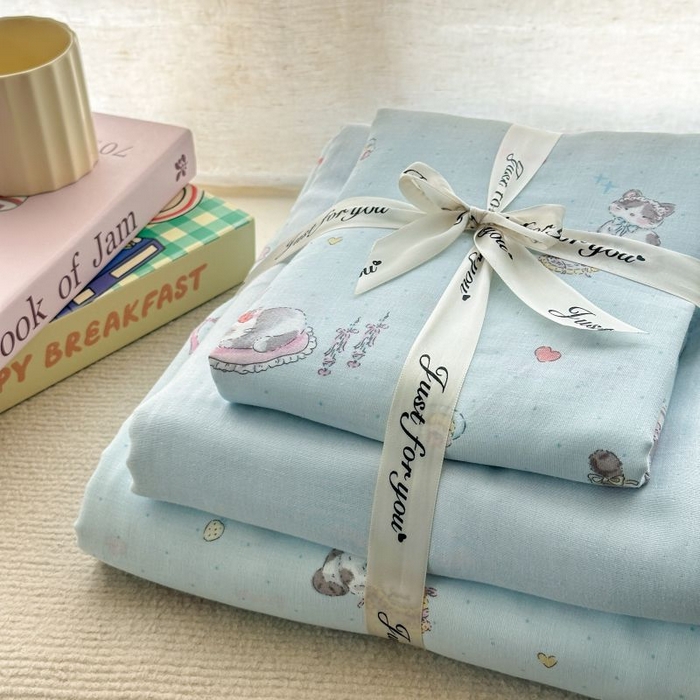 91家纺网 家纺一手货源 找家纺 2025新款双层纱印花卡通四件套-叠拍 神气猫