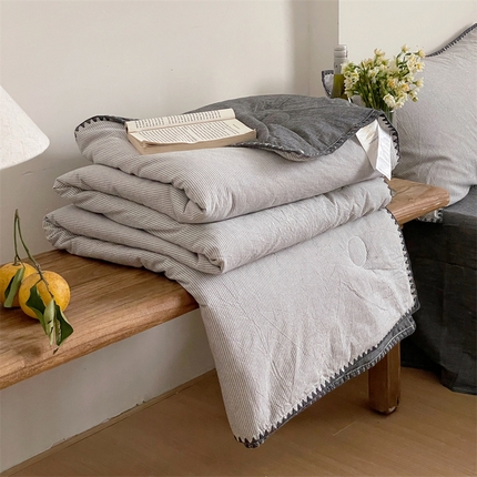 91家纺网 家纺一手货源 找家纺 被窝 2025新款全棉色织水洗棉夏被贝壳边大豆夏被空调被全棉夏凉被 细条纹灰