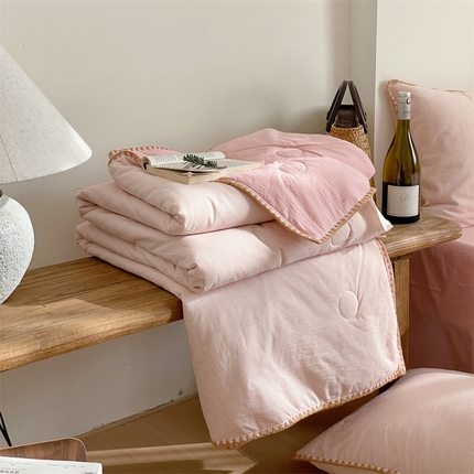 91家纺网 家纺一手货源 找家纺 被窝 2025新款全棉色织水洗棉夏被贝壳边大豆夏被空调被全棉夏凉被 细条纹蜜粉