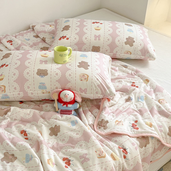 91家纺网 家纺一手货源 找家纺 桃子家居  2025新款A类高品质牛奶针织棉软糯大豆夏被 针织棉-粉色樱桃熊