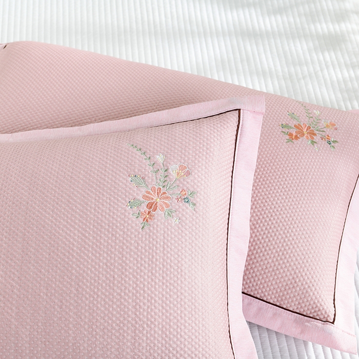 91家纺网 家纺一手货源 找家纺 小猫派 2025夏季冰丝枕头套A类豆豆凉感常规枕套 凉感绣花-粉色花束