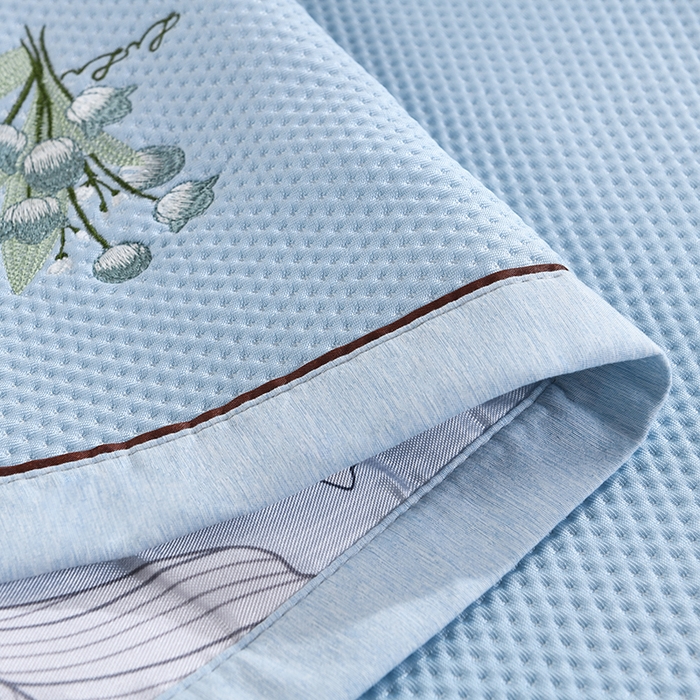 91家纺网 家纺一手货源 找家纺 小猫派 2025夏季冰丝枕头套A类豆豆凉感常规枕套 凉感绣花-蓝色花束