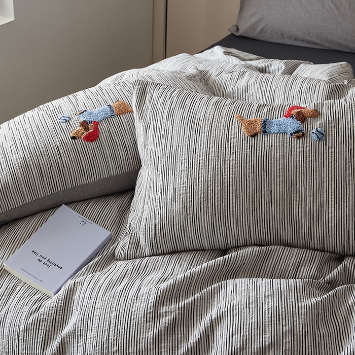 91家纺网 家纺一手货源 找家纺 怡家居 2025新款色织大提花立体毛巾绣四件套 黑条腊肠狗