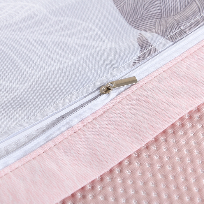 91家纺网 家纺一手货源 找家纺 小猫派 2025夏季冰丝枕头套A类豆豆凉感常规枕套 凉感绣花-粉色花束