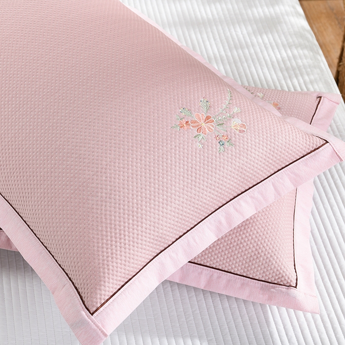 91家纺网 家纺一手货源 找家纺 小猫派 2025夏季冰丝枕头套A类豆豆凉感常规枕套 凉感绣花-粉色花束