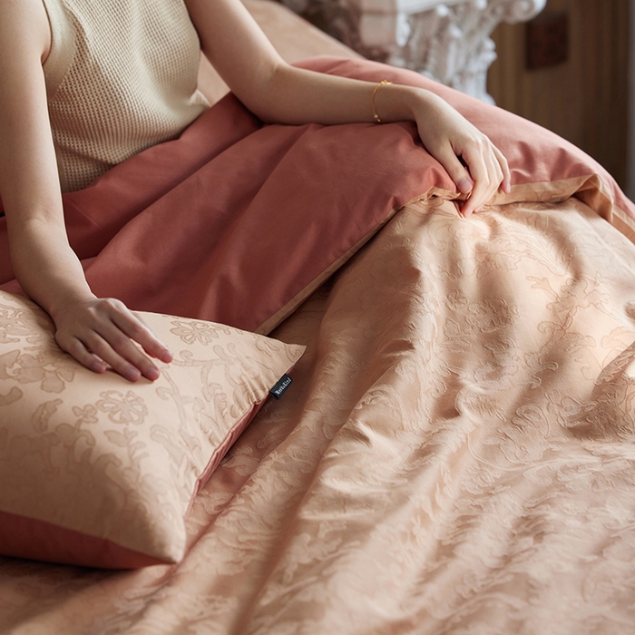 91家纺网 家纺一手货源 找家纺 风向标家纺 2025全棉浮雕提花四件套-科林斯系列（风格一） 科林斯-蜜棕红