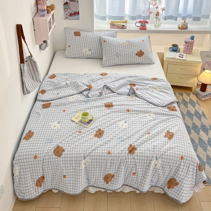 91家纺网 家纺一手货源 找家纺 桃子家居  2025新款A类高品质牛奶针织棉软糯大豆夏被 针织棉-蓝格柿子熊