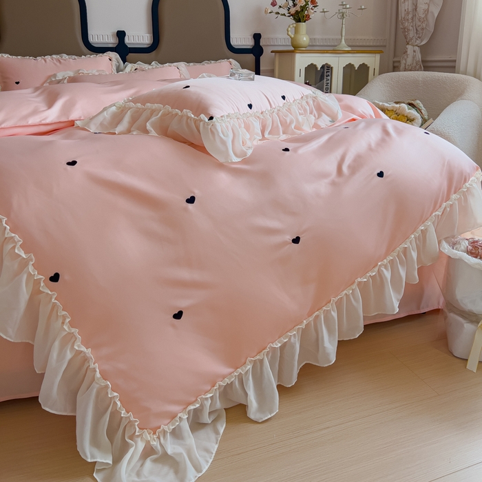 91家纺网 家纺一手货源 找家纺 花香四季家纺 2025新款法式蕾丝裙边刺绣仙女公主风四件套 爱心粉