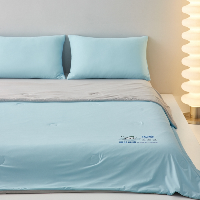 91家纺网 家纺一手货源 找家纺 大彩家居 2025新款锦氨冰激凌雪糕被 天空蓝