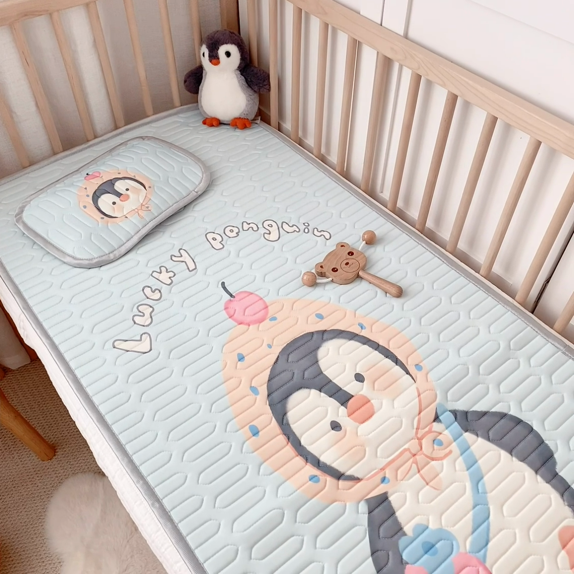 91家纺网 家纺一手货源 找家纺 美乐迪家纺 2025新款儿童乳胶凉席 小企鹅