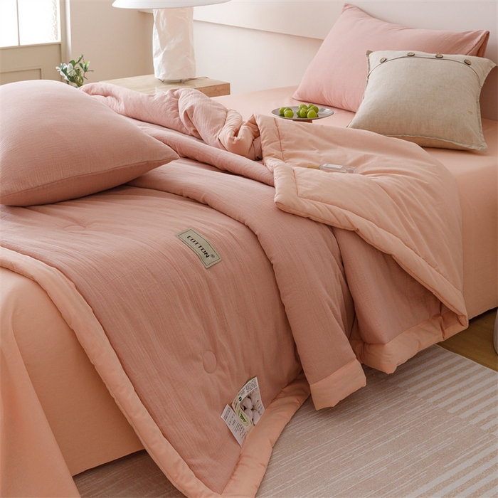 91家纺网 家纺一手货源 找家纺 2025新款全棉皱皱纱夏被 被子被芯 草莓粉