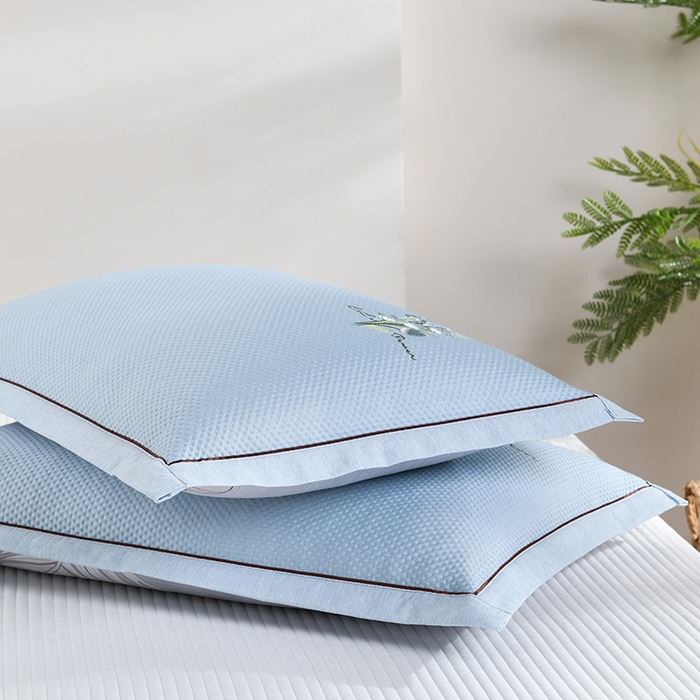 91家纺网 家纺一手货源 找家纺 小猫派 2025夏季冰丝枕头套A类豆豆凉感常规枕套 凉感绣花-蓝色花束