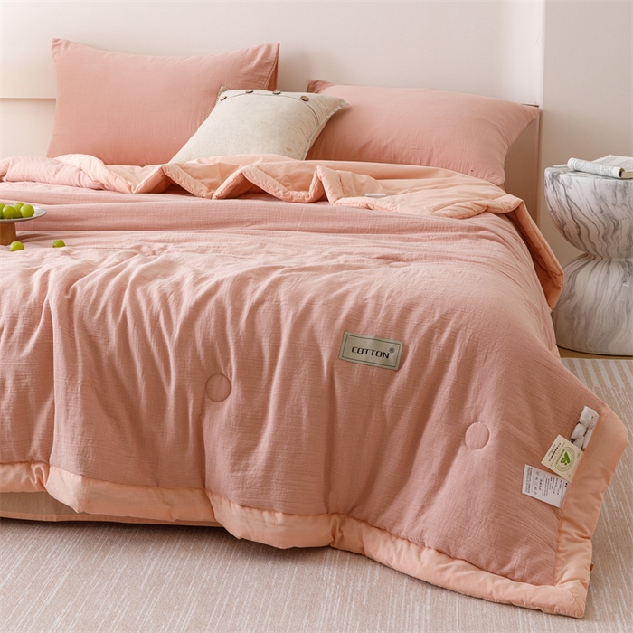 91家纺网 家纺一手货源 找家纺 2025新款全棉皱皱纱夏被 被子被芯 草莓粉