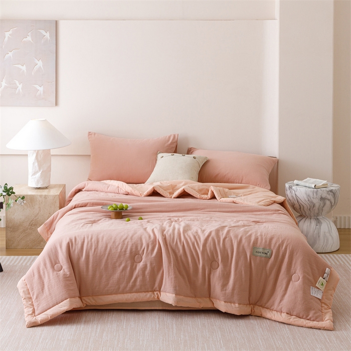 91家纺网 家纺一手货源 找家纺 2025新款全棉皱皱纱夏被 被子被芯 草莓粉