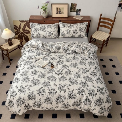 91家纺网 家纺一手货源 找家纺 典曼家纺 2025新款双层纱小清新印花四件套-床拍 知颜